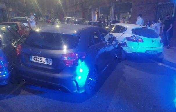 El coche abandonado en la calle Tirso de Molina tras colisionar con 25 vehículos en Valladolid.