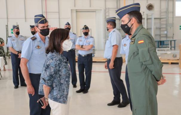La ministra de Defensa, Margarita Robles, recibe en la base aérea de Zaragoza a los militares que llegan de Kabul, Afganistán.
