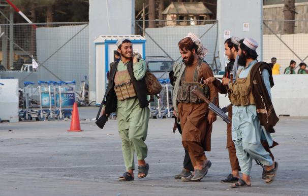 Patrullas del talibán en el aeropuerto de Kabul, en Afganistán.