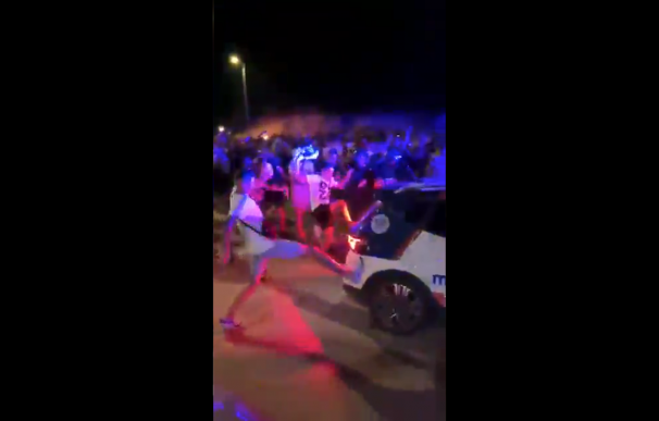 Jóvenes atacan una patrulla de los Mossos en una fiesta ilegal con botellón y "conducciones temerarias" en un polígono industrial de Llinars del Vallès (Barcelona).