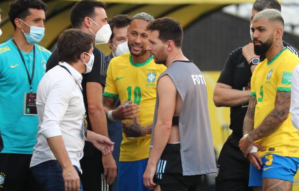 Neymar habla con Lionel Messi en un partido de las eliminatorias sudamericanas entre Brasil y Argentina para el Mundial de Catar 2022.