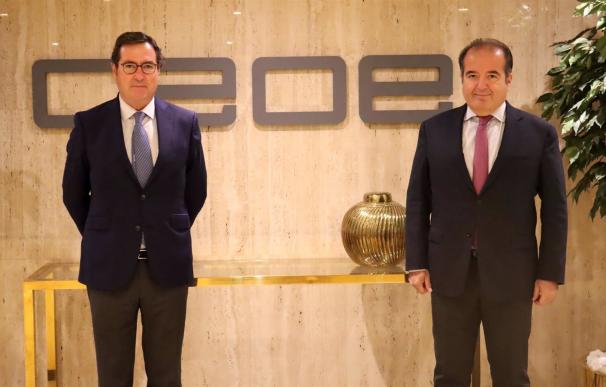 El presidente de CEOE, Antonio Garamendi, junto con el presidente de Pfizer, Sergio Rodríguez
