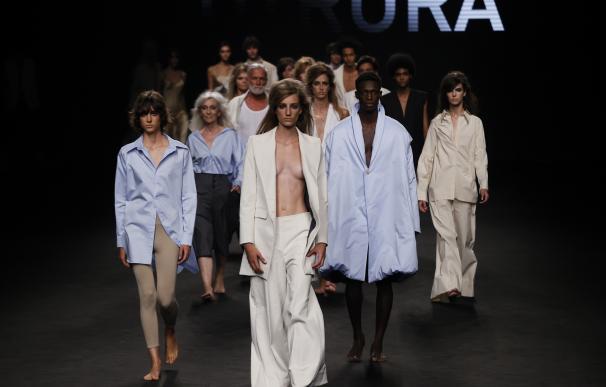 Las modelos lucen creaciones de la firma Otrura durante el desfile celebrado este sábado dentro de la Mercedes-Benz Fashion Week Madrid.