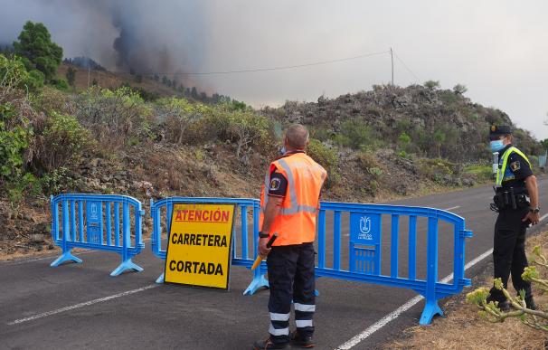 Una boca eruptiva expulsa lava y piroclastos en la zona de Cabeza de Vaca en El Paso, La Palma, Islas Canarias.
