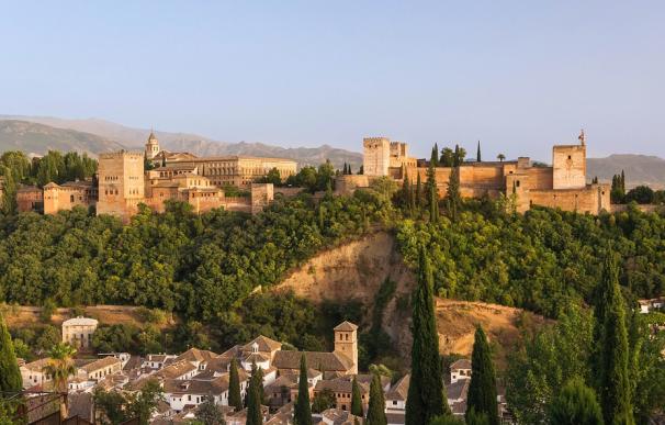 La magia de Granada, con La Alhambra como estrella, hacen de esta ciudad plagada de historia un lugar perfecto para jubilarse. Los turistas están presentes todo el año, como también sus terrazas y su cultura de tapas.
