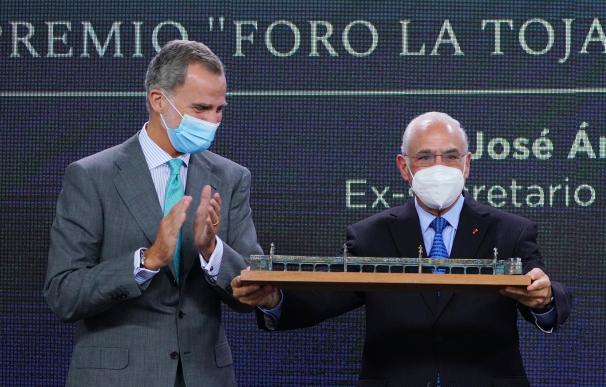 El Rey Felipe VI (i) entrega el premio Vínculo Atlántico al ex secretario general de la OCDE y exministro en su país, Ángel Gurría (d), en la inauguración del III Foro La Toja-Vínculo Atlántico en O Grove