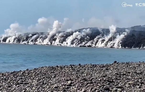La lava le gana terreno al mar mientras el viento mantiene alejado el gas tóxico