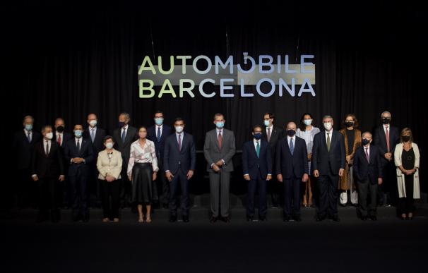 El rey Felipe VI y el presidente del Gobierno, Pedro Sánchez, presiden la fotografía de autoridades en el almuerzo inaugural del Automobile de Barcelona