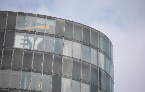 FILED - 19 October 2018, Düsseldorf: Logo of the auditing company Ernst & Young (EY) can be seen in an office building. The world's biggest carmakers have so far failed to achieve the same amount of profits as they did last year, although the third quarter of this year was much better than last year's. Photo: Rolf Vennenbernd/dpa
  (Foto de ARCHIVO)
19/10/2018 ONLY FOR USE IN SPAIN