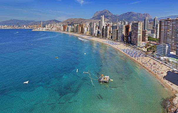La ciudad de los rascacielos pero también de sol y playa donde disfrutar de un excelente clima todo el año a orillas del Mediterráneo.