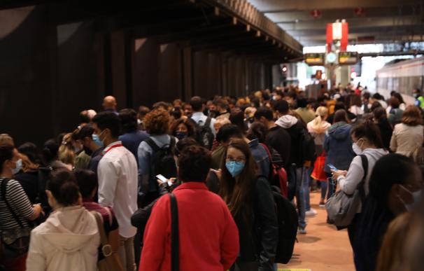 Un gran número de pasajeros espera en uno de los andenes de la estación de Madrid - Puerta de Atocha, a 1 de octubre de 2021, en Madrid (España). Durante este segundo día de huelga continuarán los paros y cortes de los servicios ferroviarios. Convocada por el Sindicato Español de Maquinistas y Ayudantes Ferroviarios (Semaf), que representa al 85% de los maquinistas de Renfe, la huelga se prolongará durante los días 1, 4, 5, 8, 9 11 y 12 de octubre, en pleno puente de El Pilar.
01 OCTUBRE 2021;HUELGA;ATOCHA;RENFE;TREN
Isabel Infantes / Europa Press
1/10/2021