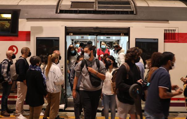 Un gran número de pasajeros sale de un tren en la estación de Madrid - Puerta de Atocha.