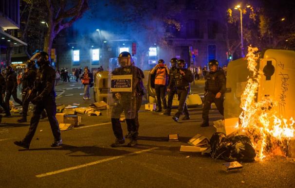 Manifestantes queman contenedores en la manifestación por el 1-O en Barcelona.