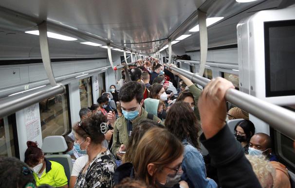 Pasajeros en uno de los trenes de cercanías de la estación ded Chamartín, en Madrid, en la segunda jornada de la huelga de maquinistas.