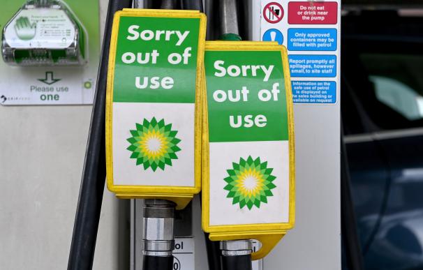 Vista de los surtidores de una gasolinera de BP fuera de servicio en Londres.