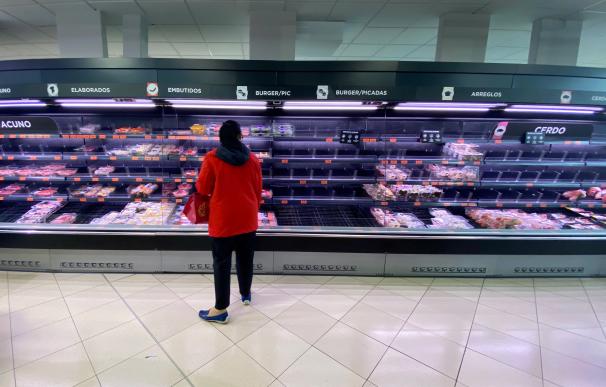 Una mujer observa los alimentos que quedan en los refrigeradores de carne de un supermercado un día marcado por colas de gente deseosas de hacer acopio de alimentos y otros productos debido al avance del coronavirus en España, en Madrid (España), a 10 de marzo de 2020. 10 MARZO 2020;SUPERMERCADO;MERCADONA;CORONAVIRUS;VIRUS Eduardo Parra / Europa Press (Foto de ARCHIVO) 10/3/2020