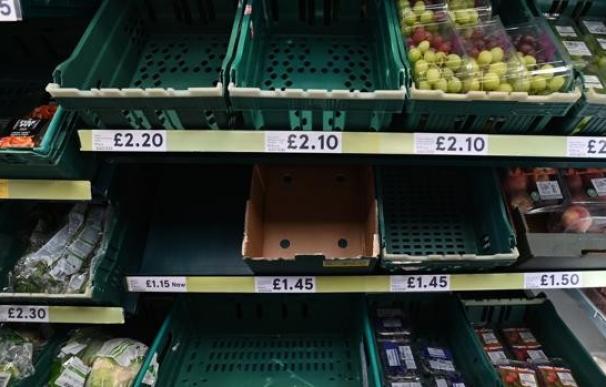 Escasez de productos en un supermercado británico Reino Unido UK.