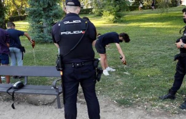 Control policial ayer viernes en el Parque del Oeste de Madrid.