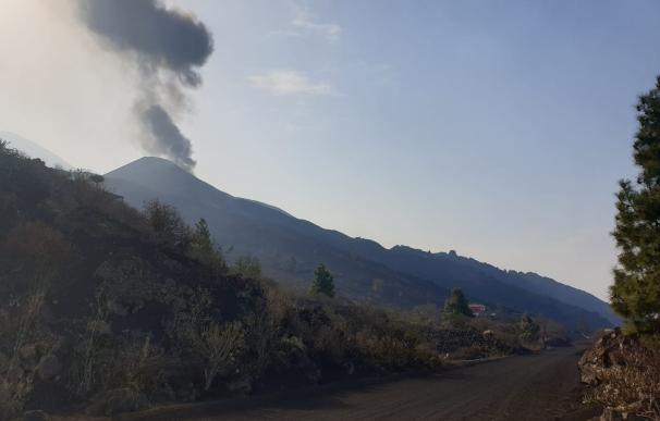 El cono principal del volcán de Cumbre Vieja vuelve a emitir lava.
