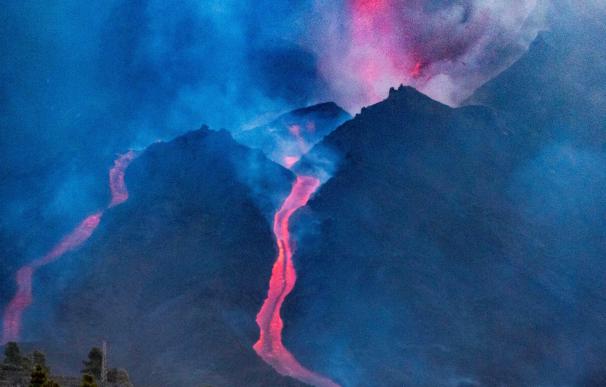 La caida parcial del cono del volcán Cumbre Vieja, que emite grandes cantidades de lava.