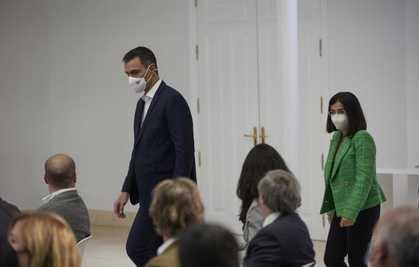 La ministra de Sanidad, Carolina Darias y el presidente del Gobierno, Pedro Sánchez, llegan al acto institucional ‘Salud Mental y COVID-19’, en el Palacio de la Moncloa.
