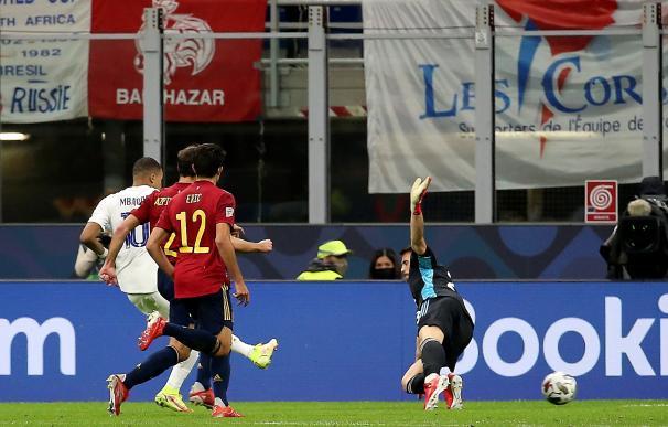 El francés Kylian Mbappé mete un gol en la final de la Liga de Naciones entre Francia y España.