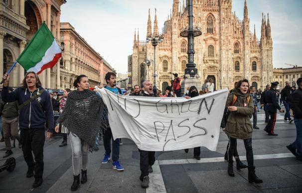 Manifestación en contra del pase sanitario obligatorio para trabajar en Milán, Italia.