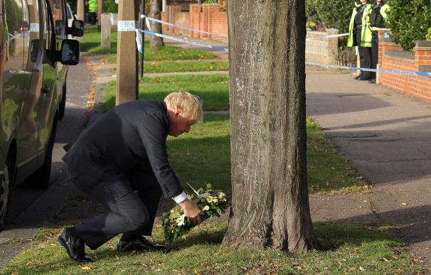 El primer ministro británico, Boris Johnson, deposita una corona de flores a las puertas de la iglesia metodista de Belfairs, donde fue apuñalado David Amess.