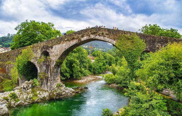 Situado en la localidad de Cangas de Onís data de la Alta Edad Media, siglo XIII. Cruza el río Sella que separa los concejos de Cangas de Onís y de Parres. Esta considerado como uno de los 25 mejores lugares que ver en Asturias.