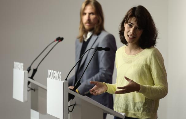 Los portavoces de Podemos, Pablo Fernández e Isa Serra, ofrecen una rueda de prensa