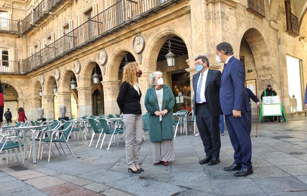 El ministro Escrivá, segundo por la derecha, en la Plaza Mayor de Salamanca, junto a autoridades locales.
EUROPA PRESS
28/10/2021