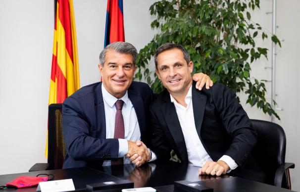 El presidente del FC Barcelona, Joan Laporta, con el nuevo entrenador del Barça B, el exjugador Sergi Barjuán
FCB
  (Foto de ARCHIVO)
17/6/2021