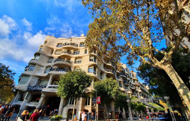 Es una de las avenidas más caras y concurridas de Barcelona, pero también una delicia para los amantes de la arquitectura modernista, aquí se encuentra la Casa Batlló de Antonio Gaudí.