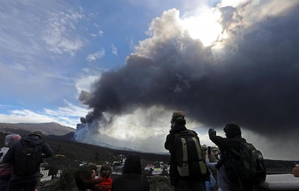 Así luce el volcán de La Palma tras 50 días de erupción.