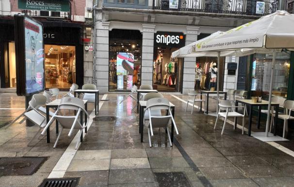 Terrazas vacias por la lluvia en las calles de Oviedo
EUROPA PRESS
  (Foto de ARCHIVO)
17/6/2021