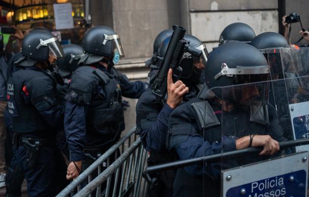 Varios Mossos en formación durante los altercados en la comisaría de la Policía Nacional de la via Laietana