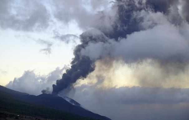 Una de las bocas eruptivas del volcán de Cumbre Vieja, a 7 de noviembre de 2021, en La Palma, Santa Cruz de Tenerife, Canarias (España). La erupción del volcán Cumbre Vieja ha cumplido en las horas centrales de este domingo 50 días activo sin que haya datos que apunten a una finalización a corto plazo. El fenómeno natural, que comenzó el pasado 19 de septiembre, ha obligado por el momento a la evacuación de mas de 7.000 vecinos de las zonas cercanas, de las que más de 2.000 están directamente afectadas por tener su residencia dentro del perímetro del volcán.
07 NOVIEMBRE 2021;VOLCAN;CUMBRE VIEJA
Europa Press
7/11/2021