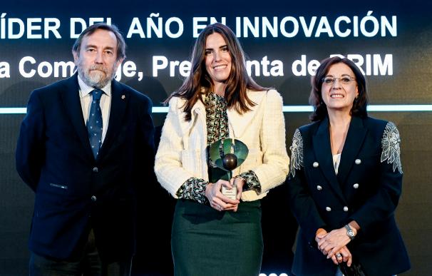 Lucia Comenge, presidenta de PRIM, recibe el premio Líder del Año en Innovación entregado por Luis Colina, editor del Diario de Navarra y Marisa Navas, Presidenta de La Información.