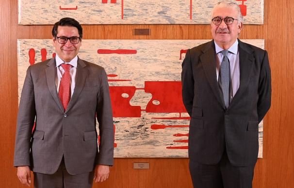 El vicepresidente del BEI, Ricardo Mourinho Félix y José Bogas, consejero delegado de Endesa.
ENDESA
12/11/2021