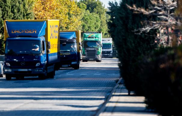 Varios camiones circulan por una carretera, a 12 de noviembre de 2021, en Madrid (España). El departamento de Mercancías del Comité Nacional del Transporte por Carretera (CNTC) ha declarado dos jornadas de cierre patronal antes de Navidad por el "estado de abandono por parte del Gobierno". Los cierres tendrán una duración de 24 horas y se producirán el 19 y el 24 de diciembre de este año. El departamento de Mercancías del CNTC ha subrayado que se ha "agotado la paciencia del sector", así como los canales "razonables" de negociación. Las empresas también acusan a sus clientes de una "absoluta falta de sensibilidad" por la presente coyuntura económica, así como de aprovecharse de su "posición de dominio" otorgada por la actual regulación. 12 NOVIEMBRE 2021;MADRID;CAMIONES;CIERRE PATRONAL;NAVIDADES Alberto Ortega / Europa Press 12/11/2021