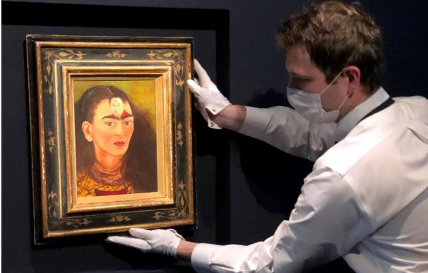 Un operario de Sotheby's desplaza el autorretrato "Diego y yo", de Frida Kahlo, a la sede de la casa de subastas en Nueva York