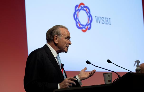 El Instituto Mundial de Banca Minorista renueva a Isidro Fainé como presidente