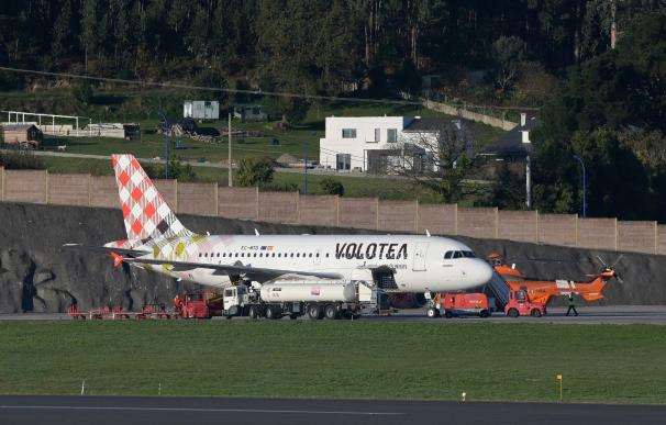 Avión de Volotea que realizó un aterrizaje de emergencia en el aeropuerto de Alvedro por una falsa alarma de bomba
