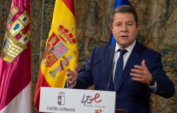 El presidente de Castilla-La Mancha, Emiliano García-Page, durante la comparecencia posterior a la reunión mantenida con el ministro de Cultura y Deporte, Miquel Iceta, este lunes en el Palacio de Fuensalida.