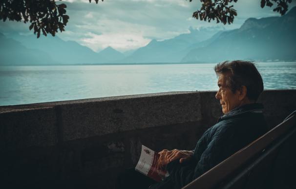 Jubilado, pensionista, leyendo un libro