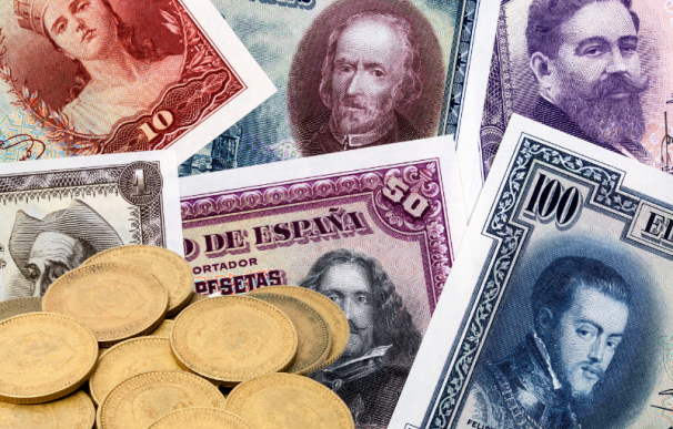 Billetes y monedas de pesetas con gran valor.