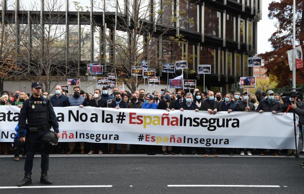 Un grupo de personas encabezan la protesta con una pancarta en la que se lee: 'Plataforma No a la España Insegura', en una concentración contra la reforma de la ‘Ley Mordaza’,  frente a la Delegación del Gobierno, a 24 de noviembre de 2021, en Madrid, (España).  Convocadas por la plataforma 'No a la España insegura' en distintas ciudades de la geografía española, las protestas muestran su repulsa a la reforma a la Ley Orgánica 4/2015, de 30 de marzo, de protección de la seguridad ciudadana, ?conocida popularmente como Ley Mordaza. Estas concentraciones están lideradas por el Sindicato Unificado de Policía y la AUGC. Ambos consideran que la derogación de la ley mordaza que prepara el Gobierno entorpecerá la labor de los agentes a pie de calle, especialmente los antidisturbios, flanco de la mayoría de las polémicas y de las quejas policiales.
24 NOVIEMBRE 2021;SEGUIRIDAD;LEY MORDAZA;POLICIA
Gustavo Valiente / Europa Press
24/11/2021