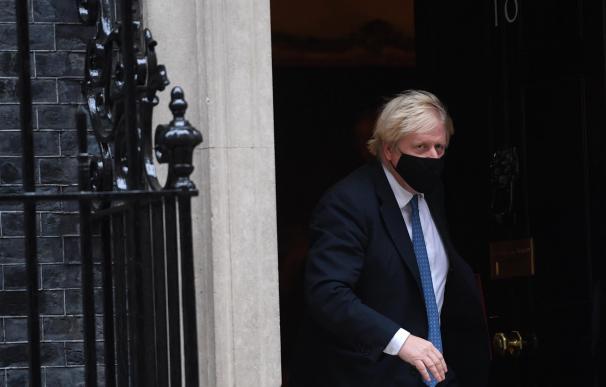 Johnson con la mascarilla saliendo de Downing Street.