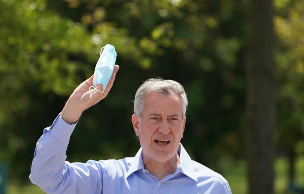16 May 2020, US, New York: New York City Mayor Bill de Blasio hands out face masks to people at the Flushing Meadows Corona Park amid the coronavirus pandemic. Photo: Bryan Smith/ZUMA Wire/dpa
  (Foto de ARCHIVO)
16/5/2020 ONLY FOR USE IN SPAIN