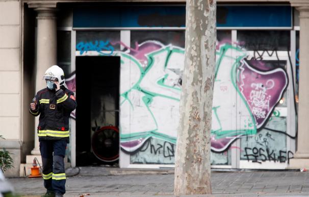 Cuatro personas han muerto, dos de ellas dos menores de corta edad, al incendiarse esta mañana el local en el que vivían en la plaza Tetuán de Barcelona